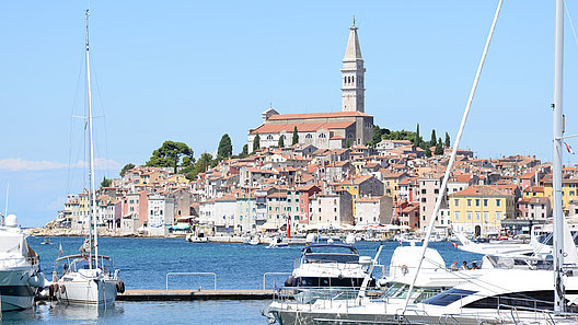 Croatia: 1000 islands, perfect sailing infrastructure. A perfect country for yacht charter holidays