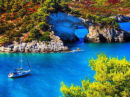 Aguas azules en la Costa Esmeralda, Cerdeña, Italia con yate de charter