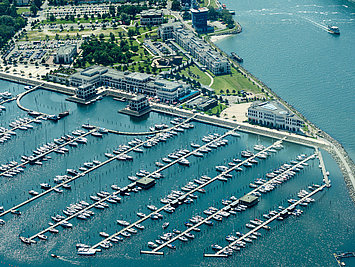 Un cómodo puerto deportivo en la costa alemana del Báltico, en Warnemünde, cerca de la histórica ciudad de Rostock 