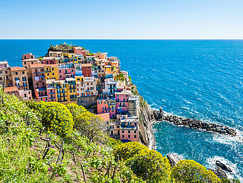 The regions of Italy: Cinqueterre, perfect for yacht charters through the agency Yates Europa 