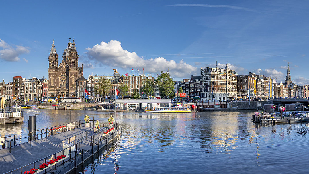 Navegar en Holanda es una nueva experiencia completamente diferente con la agencia de chárter Yates Europa 