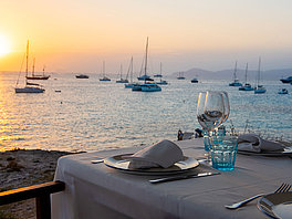 Muchos anclajes seguros en las Islas Baleares con agradables restaurantes justo en el agua, aquí en Formentera 
