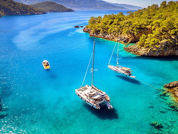 El anclaje en cientos de bahías seguras es muy popular en el Egeo turco, chárter con Yates Europa 