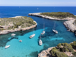 Disfrute de las calas de Mallorca, Islas Baleares, Espana con 67 yates de chárter desde Palma con Yates Europa 