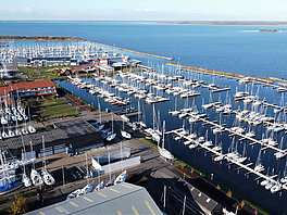 136 marinas in the Netherlands with clean showers and toilets, with restaurants and yacht and food shops.