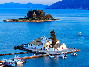 Monasterio Vlacherna, justo al sur de la ciudad de Corfú en el Mar Jónico en Grecia, cerca de la base de chárter 