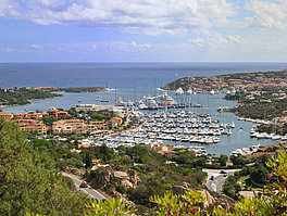 Porto Cervo y su puerto deportivo de prestigio son centro de la Costa Esmeralda, Cerdeña - chárter con Yates 