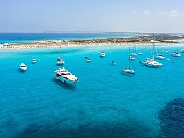 Anclaje frente a Formentera al sur de Ibiza, Islas Baleares, España con la agencia de chárter Yates Europa 